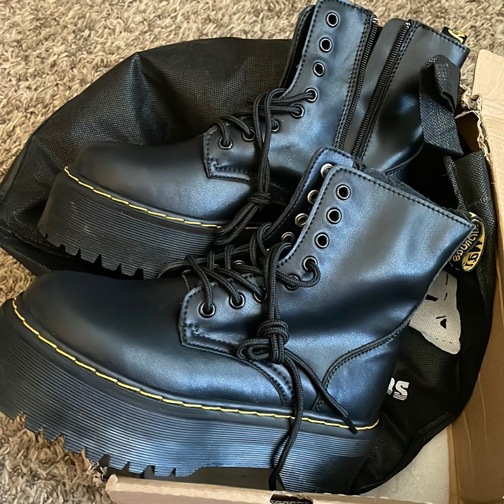Dr. Marten Jadon Smooth Leather Platforms